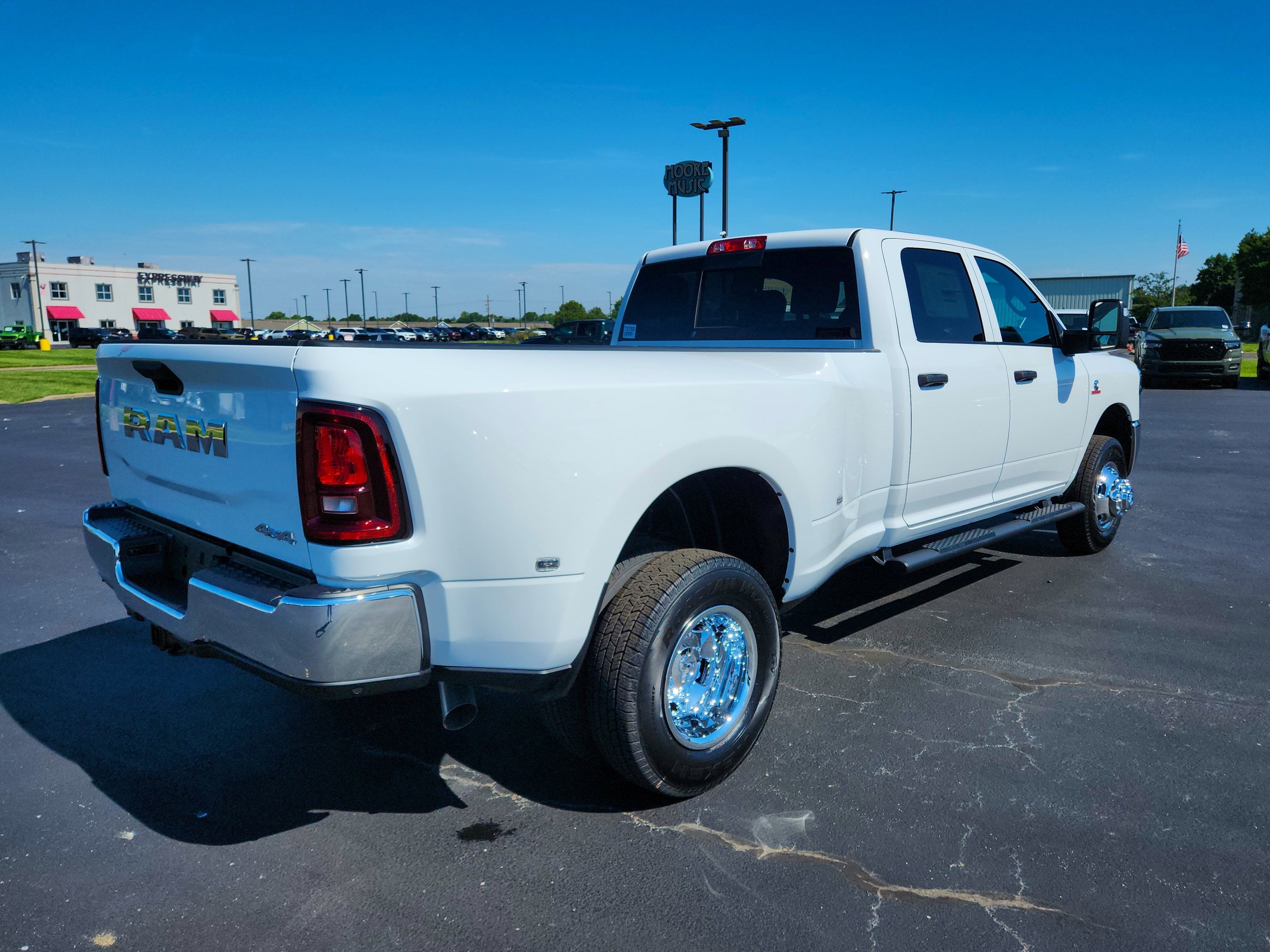 2026 RAM Ram 3500 RAM 3500 TRADESMAN CREW CAB 4X4 (169 IN WB 8 FT 0 IN BOX)