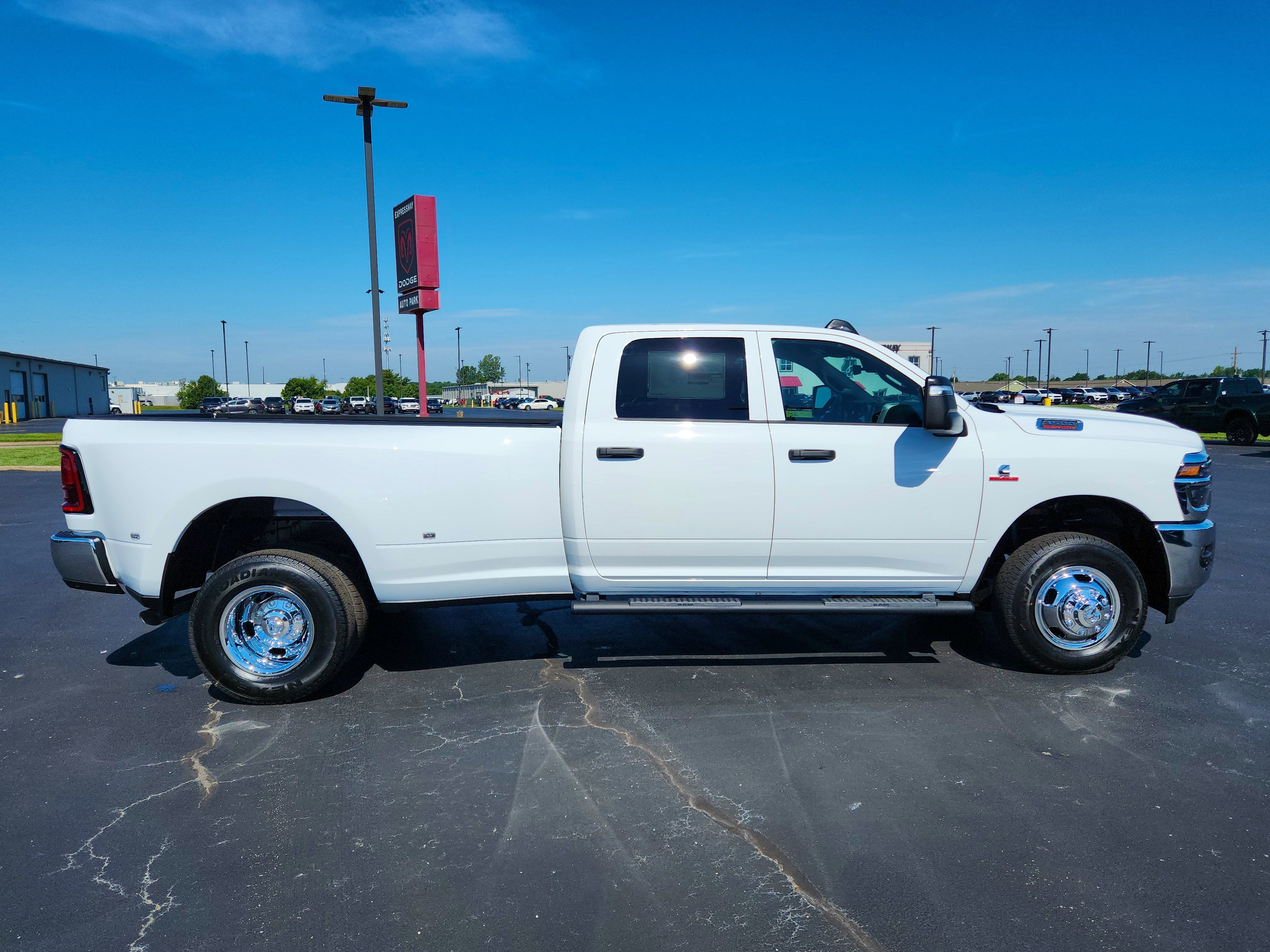 2026 RAM Ram 3500 RAM 3500 TRADESMAN CREW CAB 4X4 (169 IN WB 8 FT 0 IN BOX)