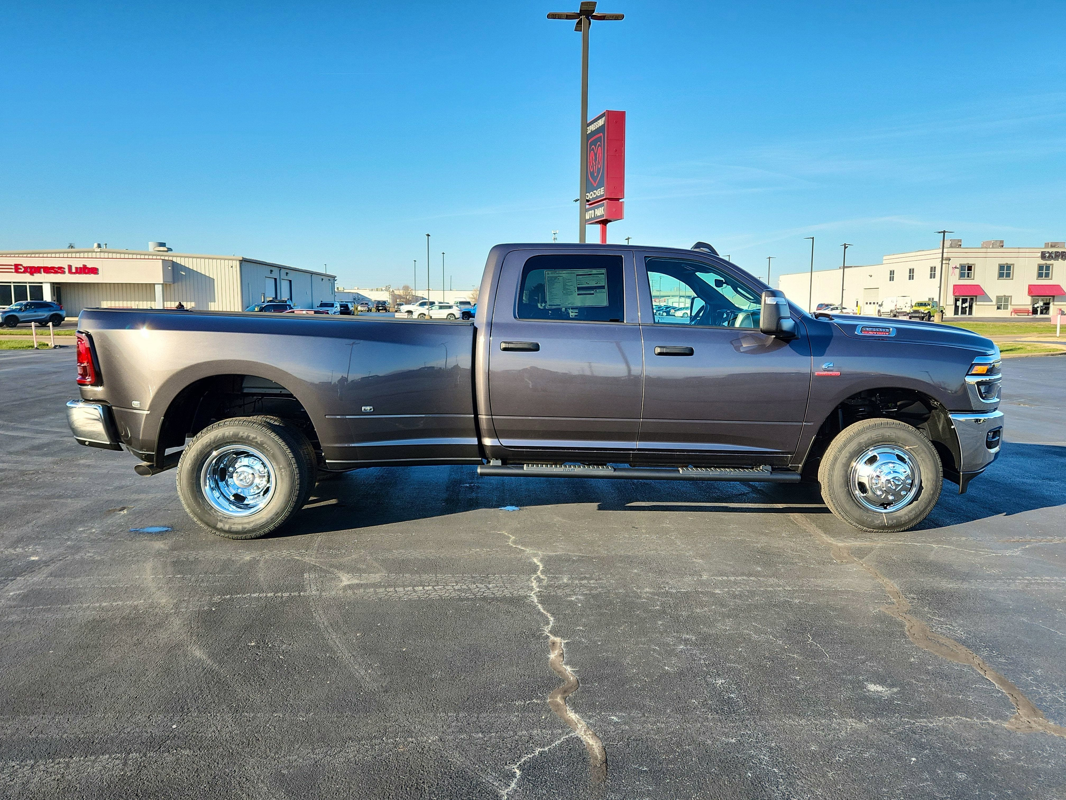 2026 RAM Ram 3500 RAM 3500 TRADESMAN CREW CAB 4X4 (169 IN WB 8 FT 0 IN BOX)