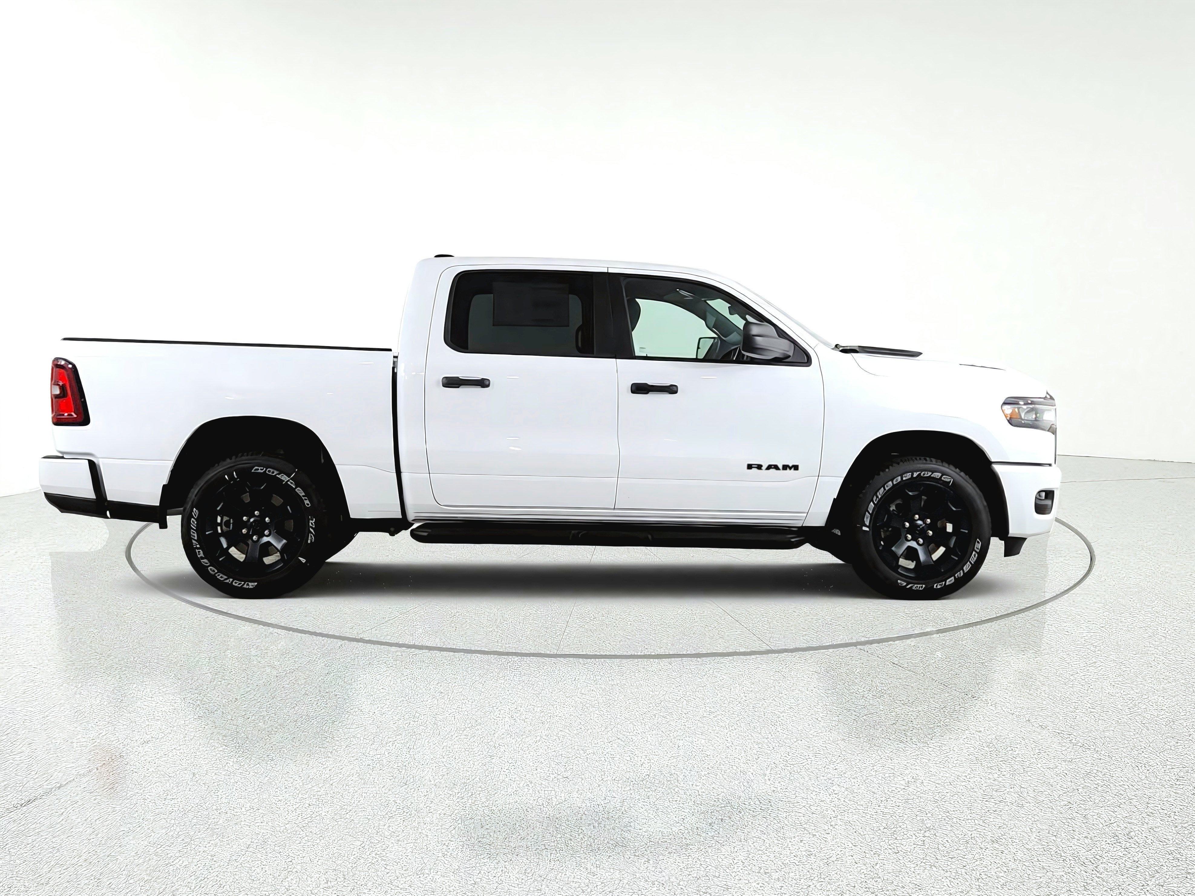 2026 RAM Ram 1500 Express 4x4 Crew Cab 5'7" Box