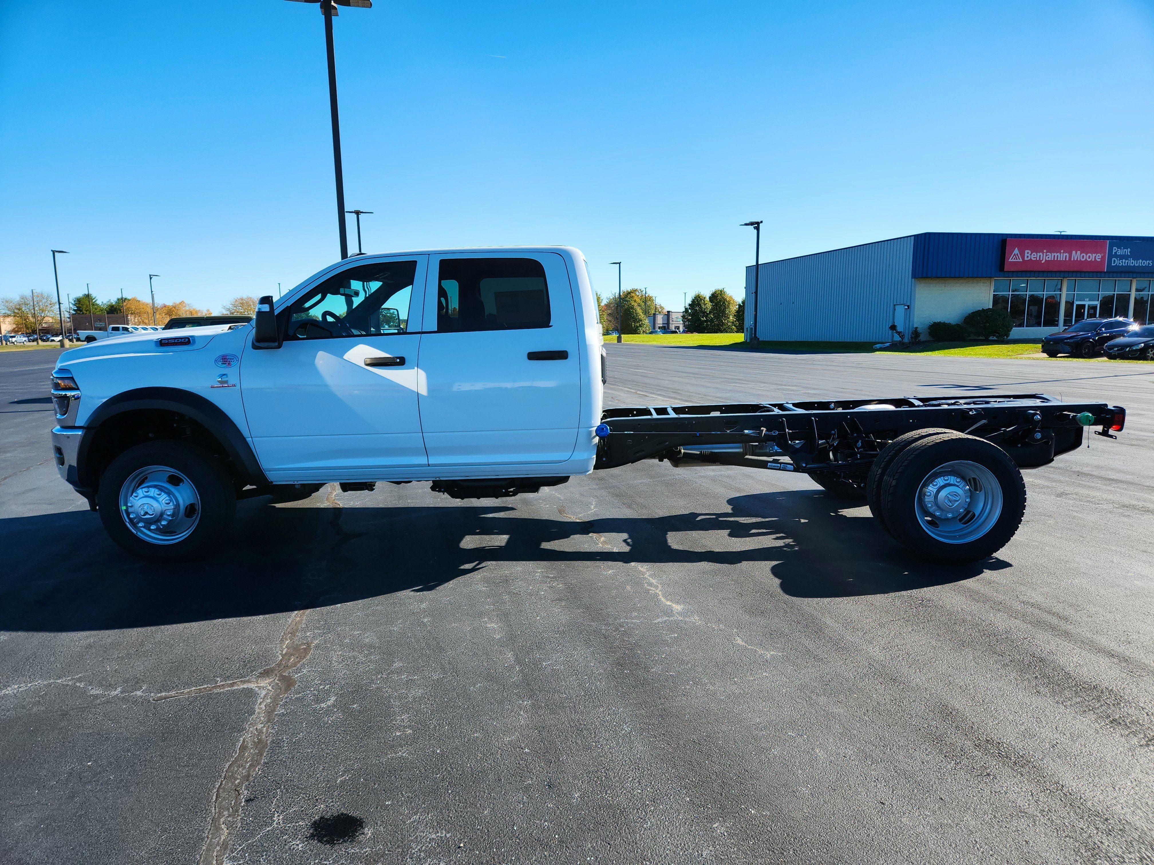 2026 RAM Ram 5500 Chassis Cab RAM 5500 CREW CAB CHASSIS 4X4 (197.4 IN WB - CA OF 84 IN)