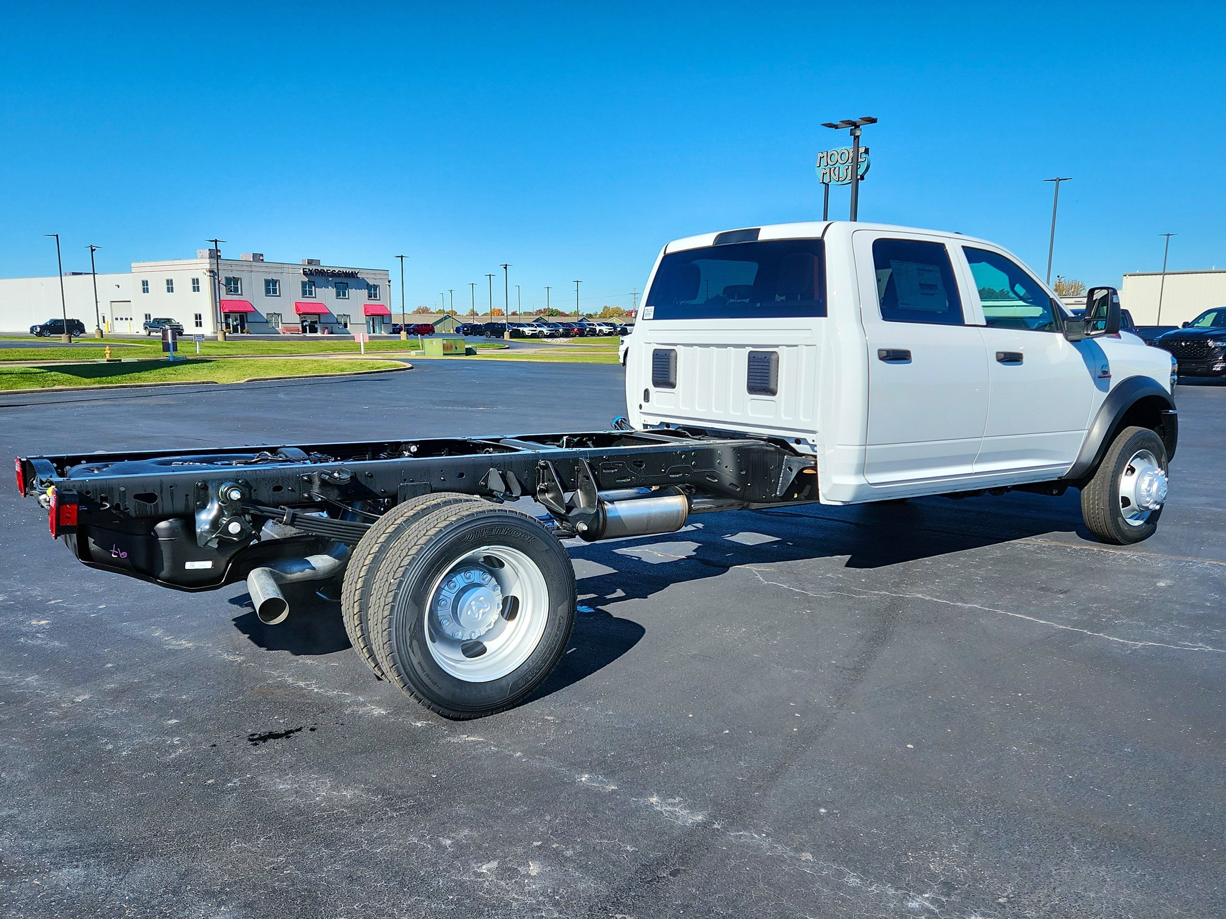 2026 RAM Ram 5500 Chassis Cab RAM 5500 CREW CAB CHASSIS 4X4 (197.4 IN WB - CA OF 84 IN)