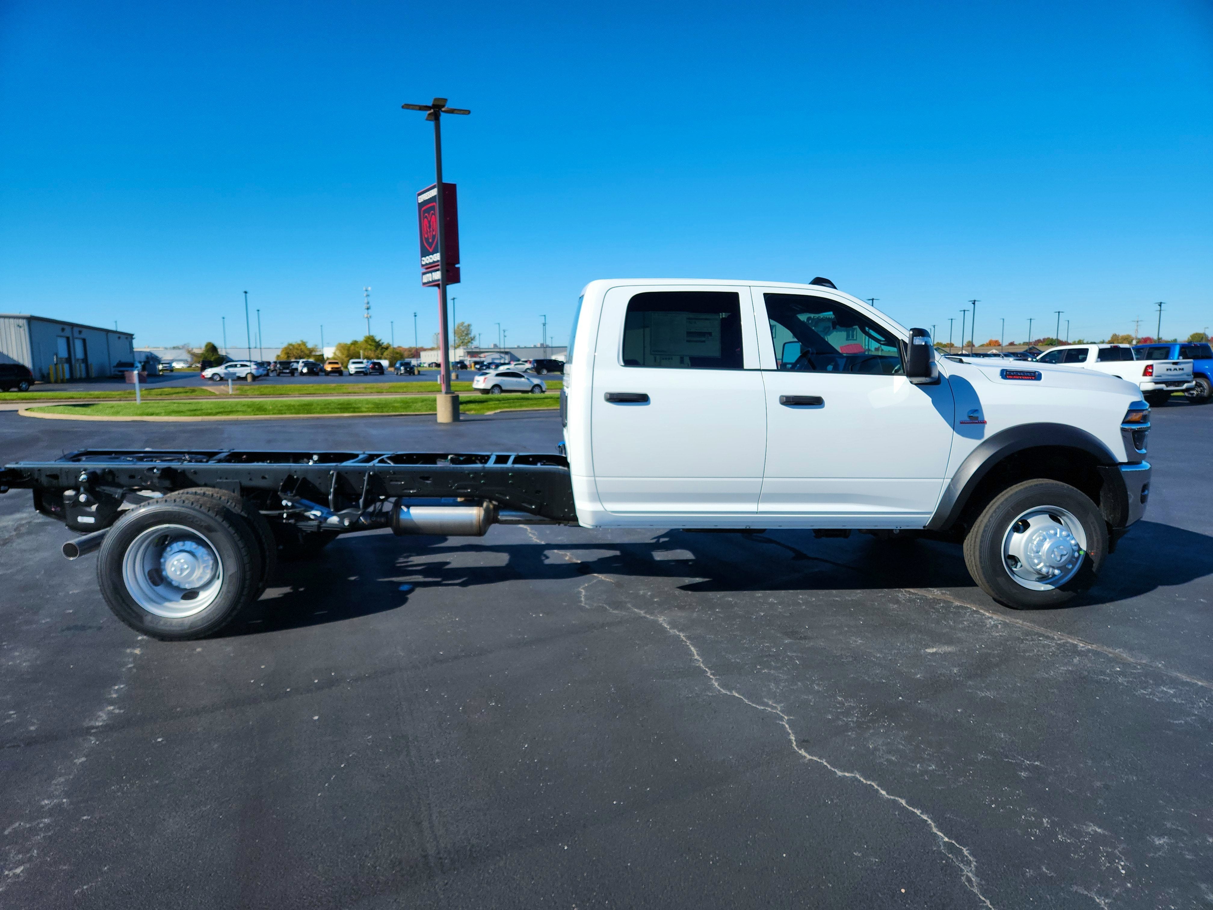 2026 RAM Ram 5500 Chassis Cab RAM 5500 CREW CAB CHASSIS 4X4 (197.4 IN WB - CA OF 84 IN)