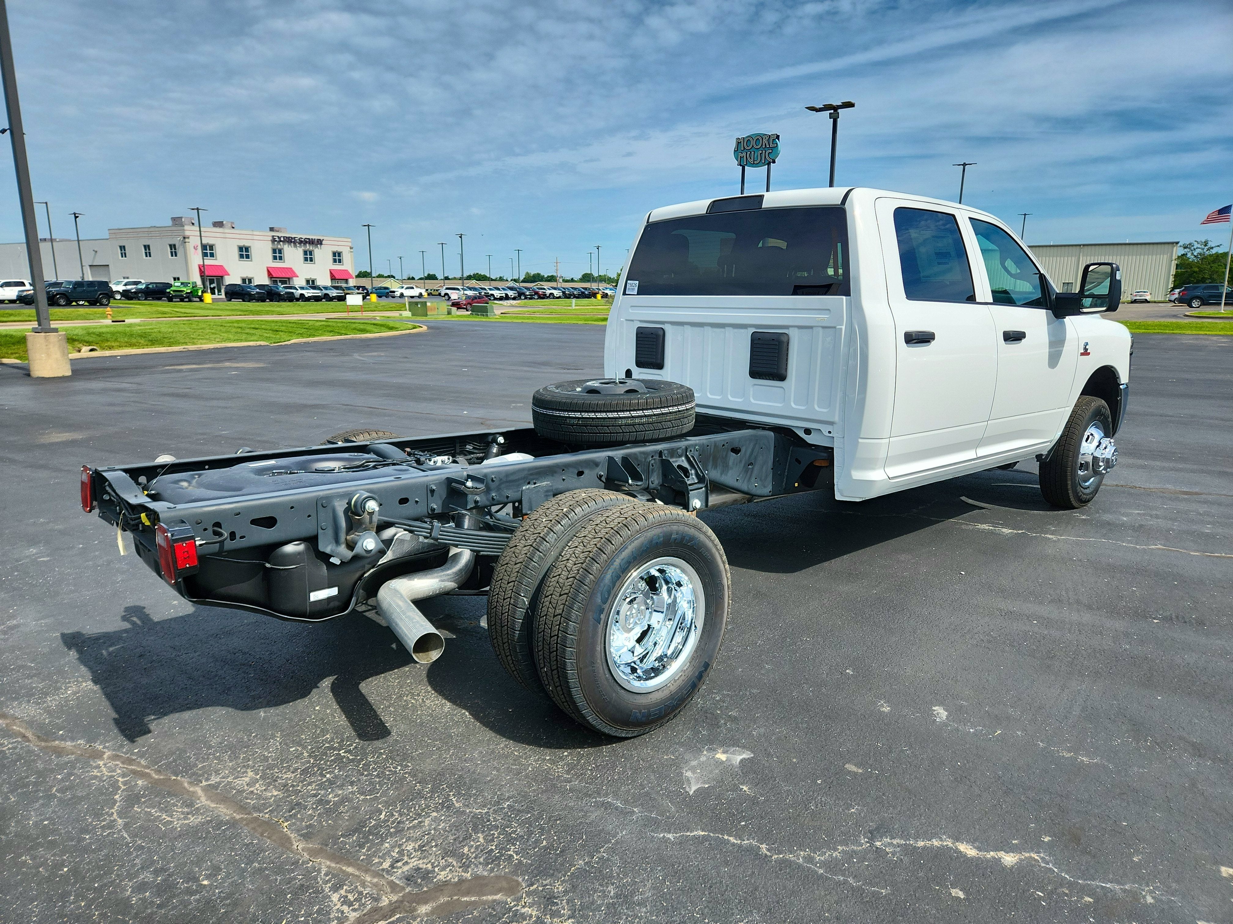 2026 RAM Ram 3500 Chassis Cab RAM 3500 CREW CAB CHASSIS 4X4 (172.4 IN WB - CA OF 60 IN)