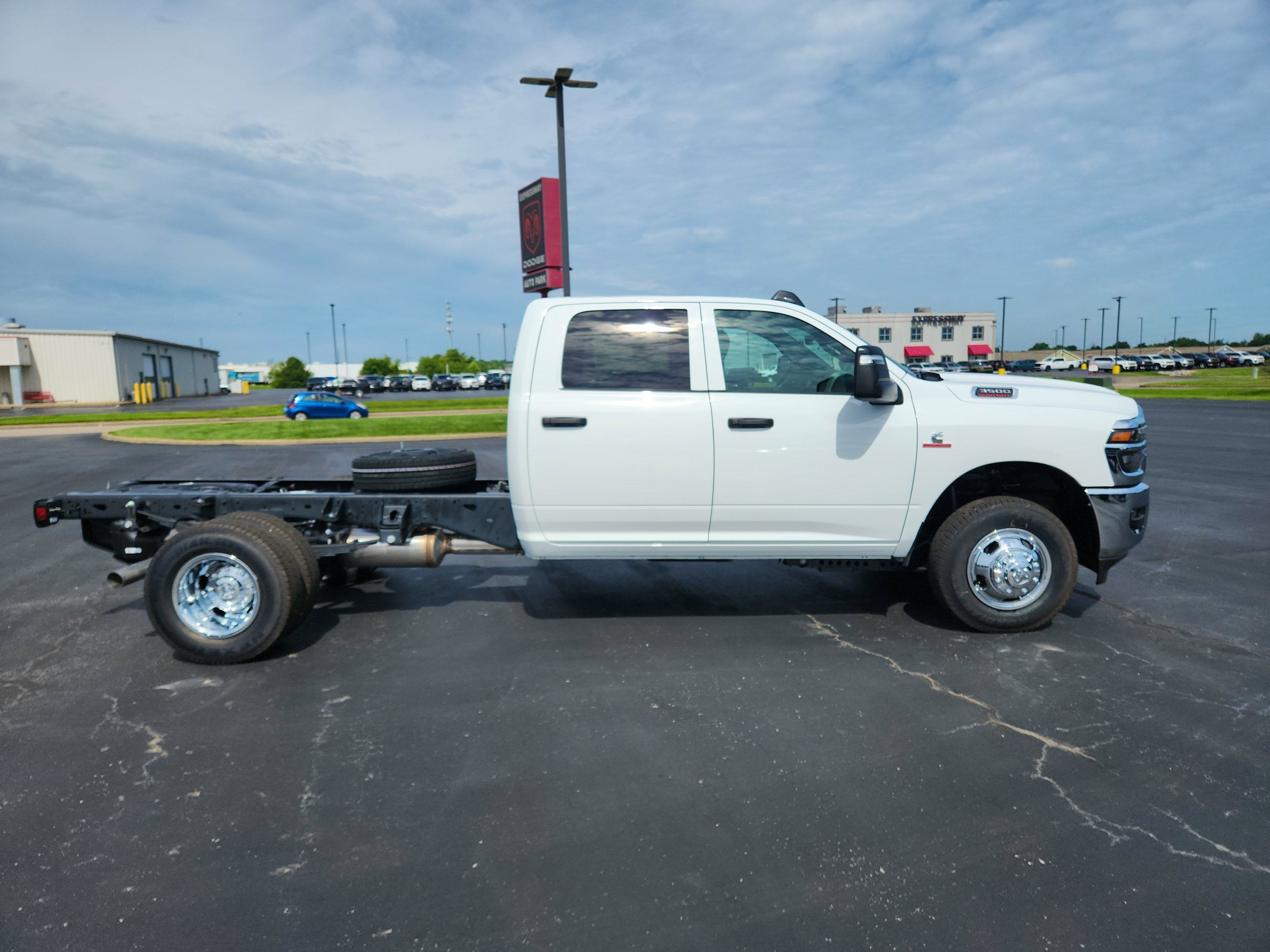 2026 RAM Ram 3500 Chassis Cab RAM 3500 CREW CAB CHASSIS 4X4 (172.4 IN WB - CA OF 60 IN)