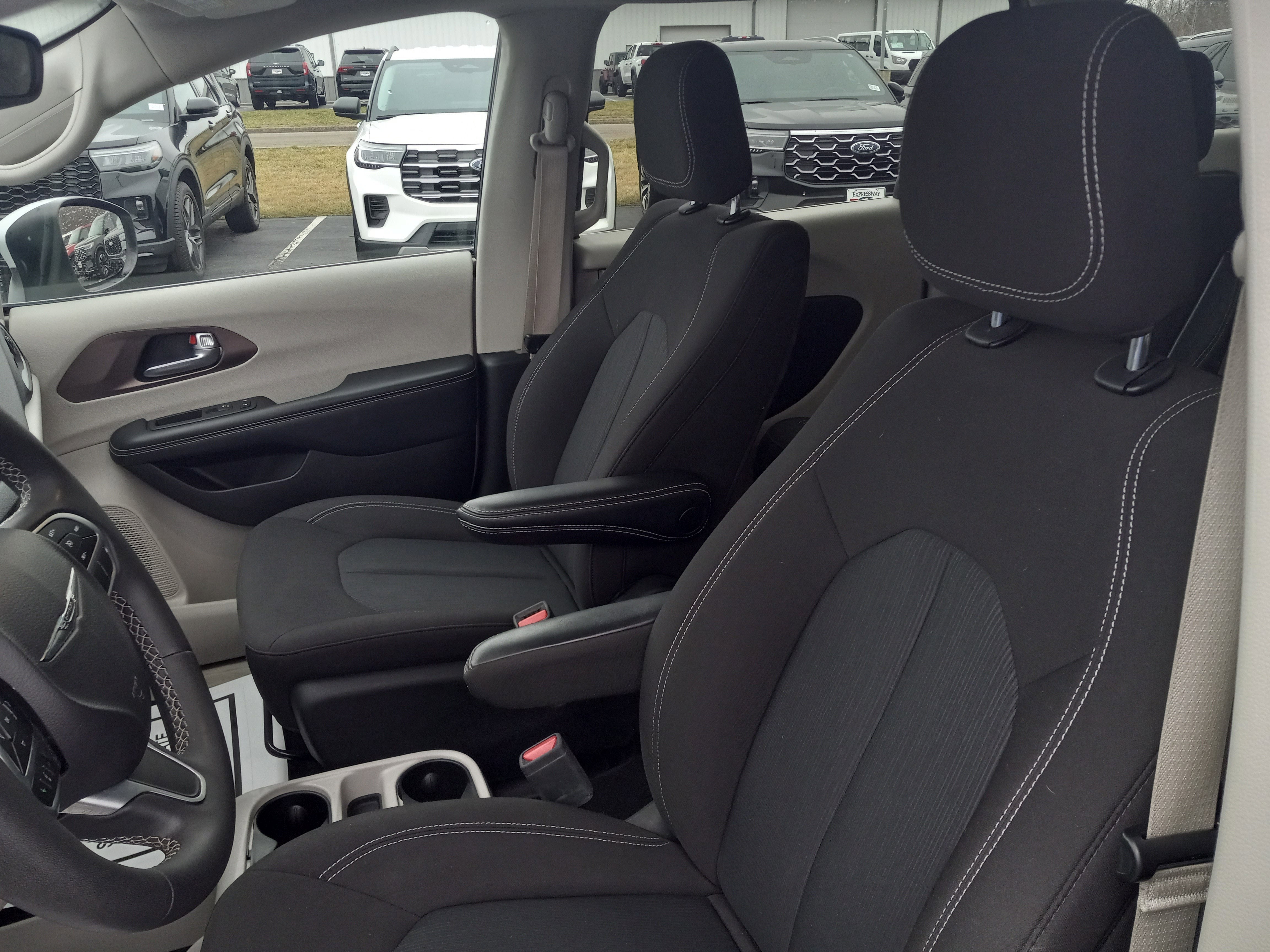 2023 Chrysler Voyager LX