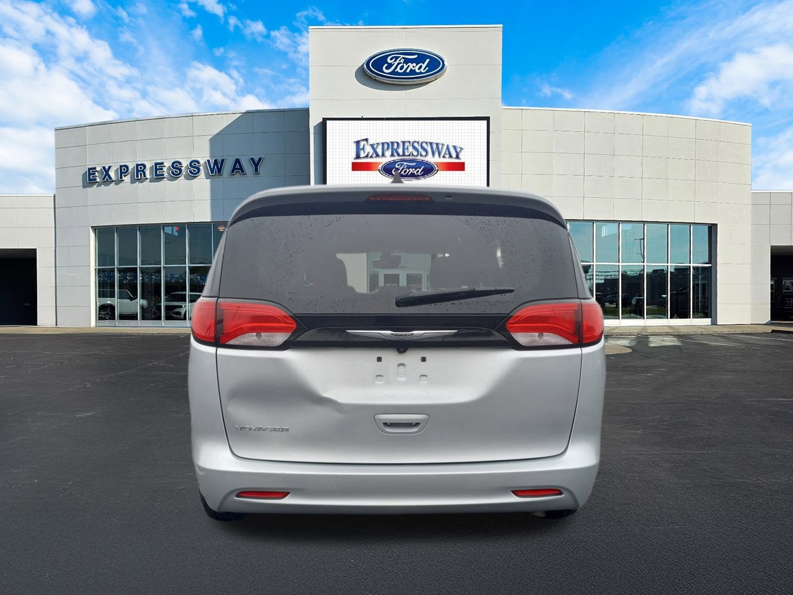 2023 Chrysler Voyager LX