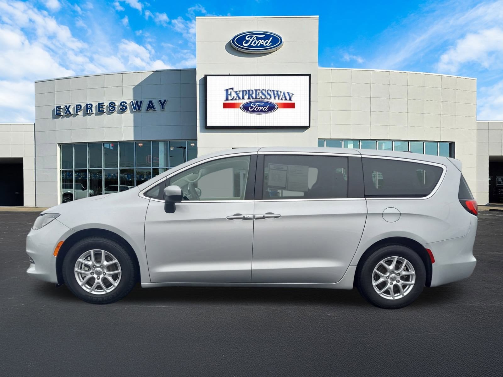 2023 Chrysler Voyager LX