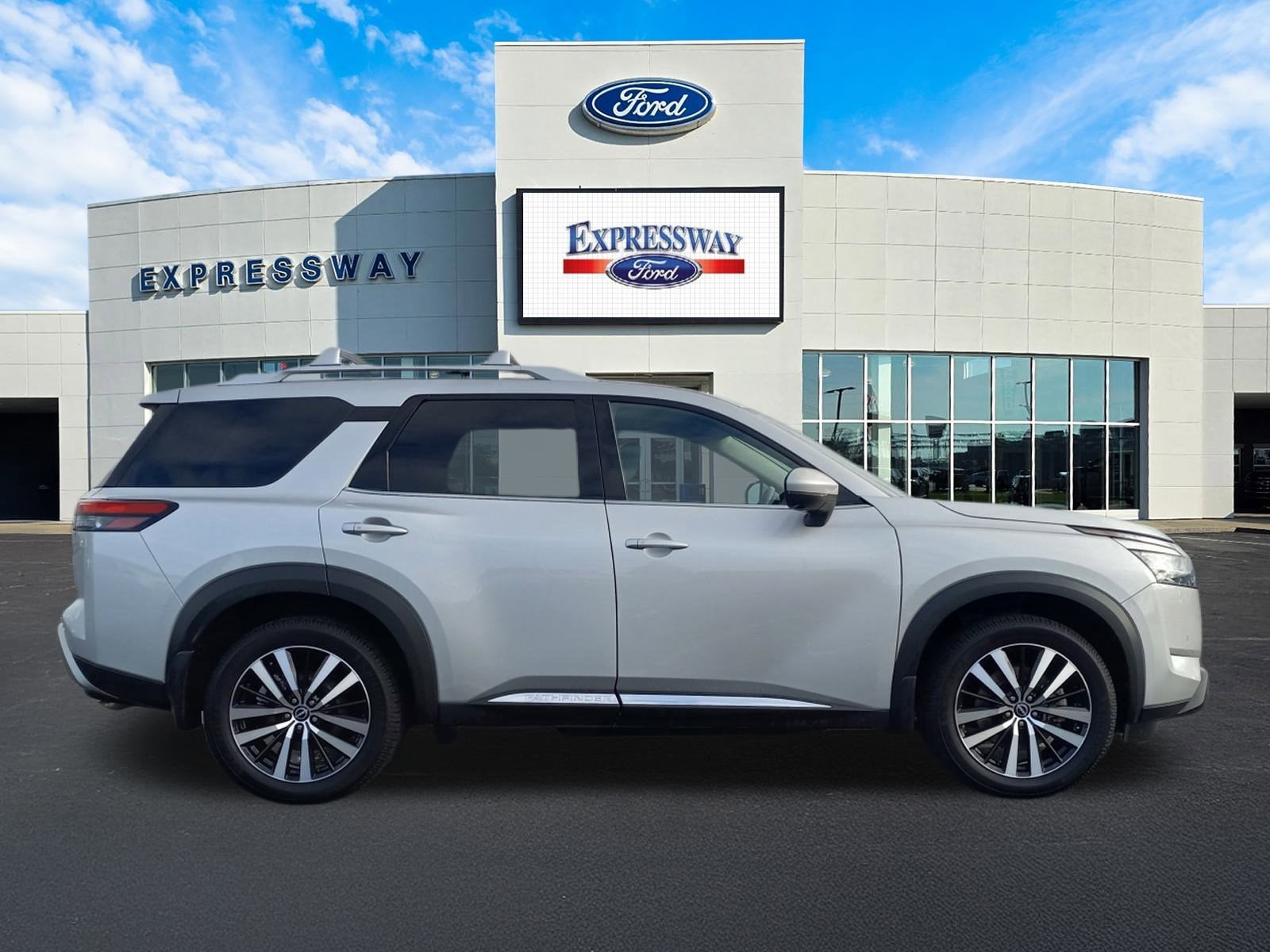 2023 Nissan Pathfinder Platinum